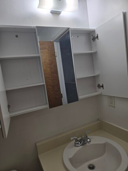 Building Photo - 2024 Elmhurst Ln