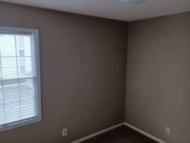 Building Photo - Easy Living