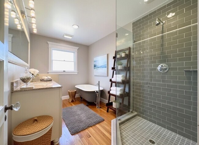 Building Photo - 929 W 23rd St