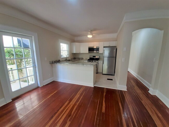 Building Photo - Adorable 2BD/1BTH 1st floor Condo in the H...