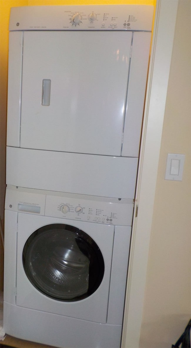 Building Photo - 511 100th Ave NE