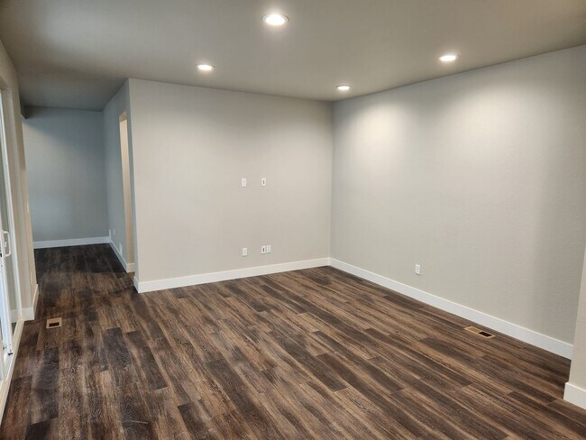 Building Photo - Newer single family home in Painted Prairie.