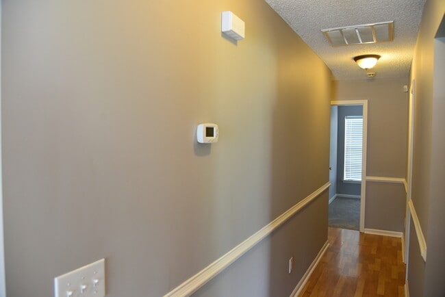 Building Photo - Cozy, 3BR/2BA ranch style home with an open floorplan