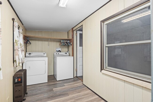Building Photo - 104 Smithtown Rd