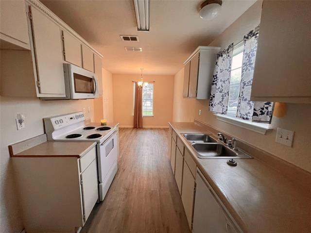 Building Photo - 801 Trinity St