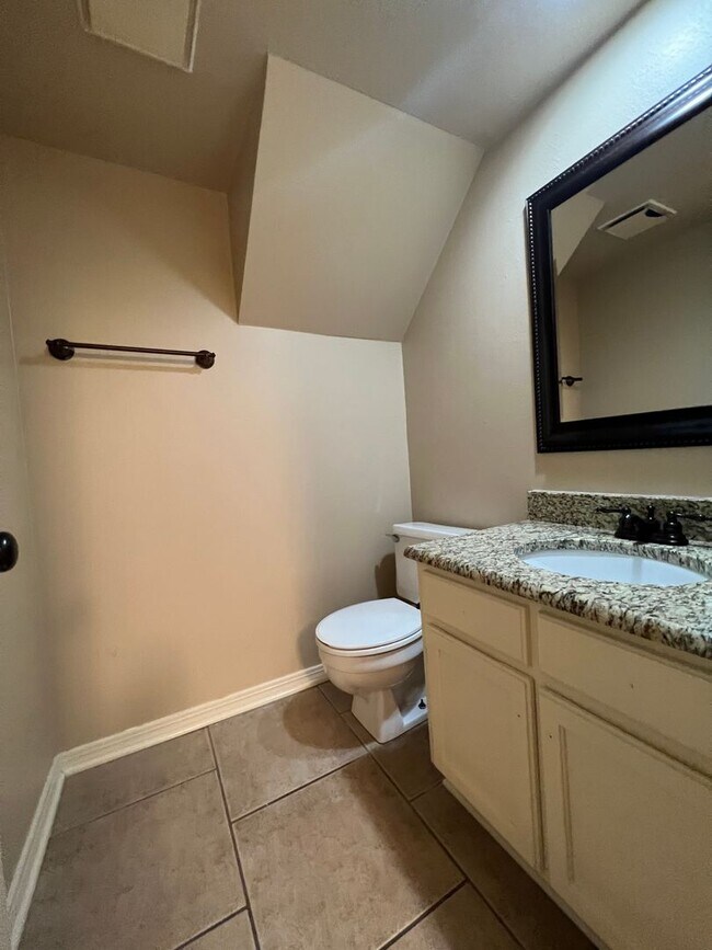 Building Photo - BEAUTIFUL TOWNHOME WITH COMMUNITY POOL AND...