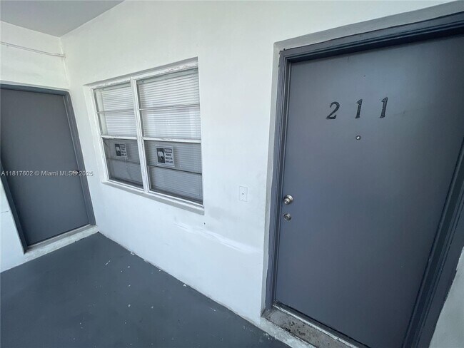 Building Photo - 13700 NE 6th Ave