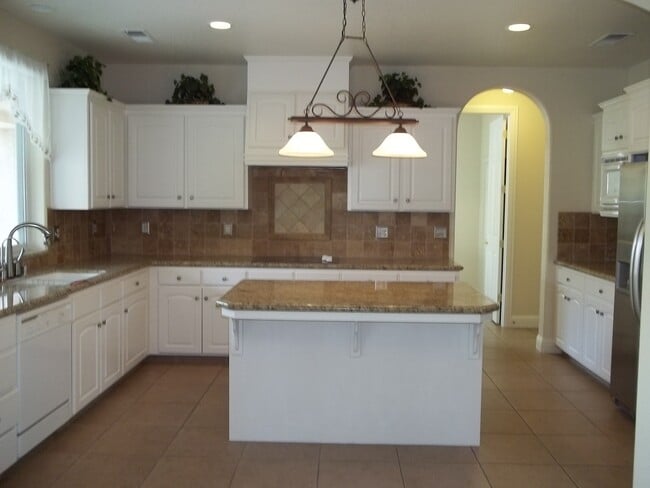 Building Photo - Large and spacious 2-Story home in Clovis ...