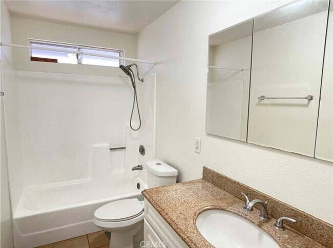 Building Photo - Cute and cozy 2 bedroom 1 bath