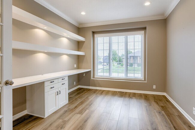 Building Photo - Must See West Omaha 5 Bedroom!!
