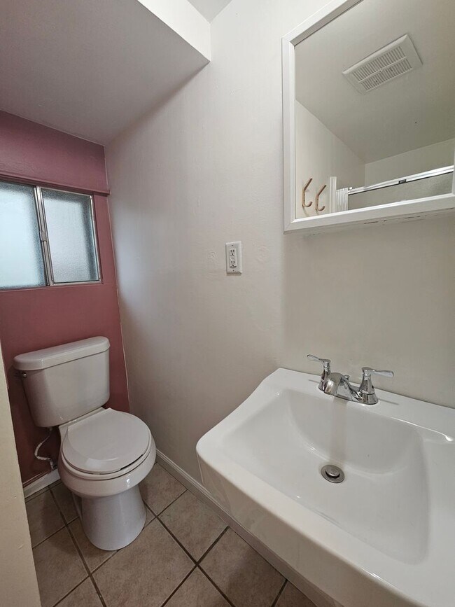 Building Photo - Highlands Adorable 1 Bedroom Apartment in ...