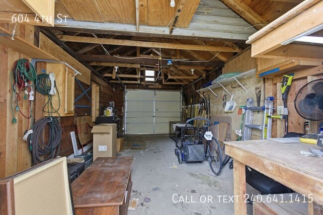 Building Photo - 604 4th St