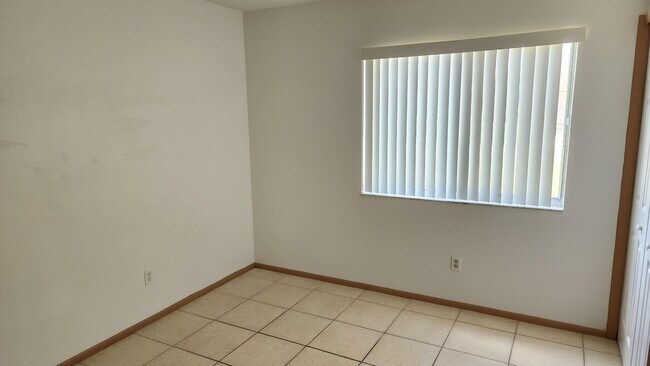 Building Photo - 651 NW Sharpe St