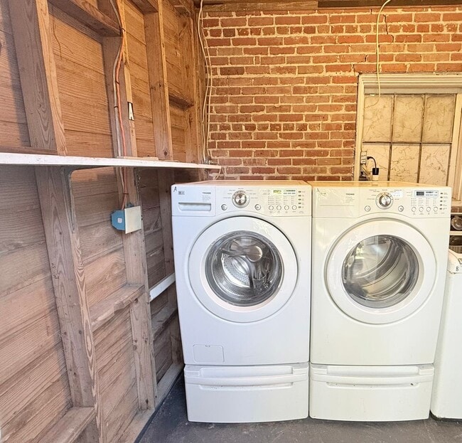 Building Photo - 2-Bedroom Duplex