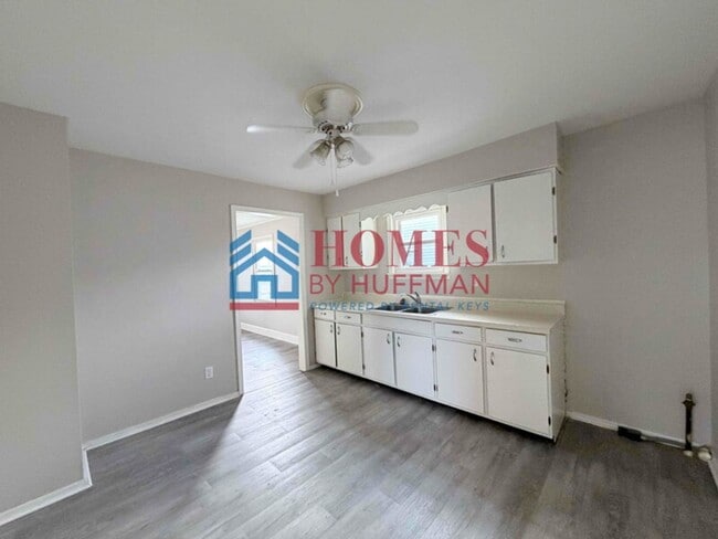 Building Photo - Two Bedroom House | Move In Ready