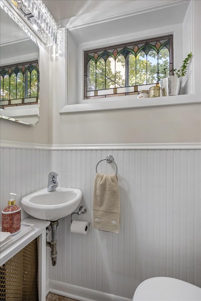 Building Photo - 606 Barton Ave