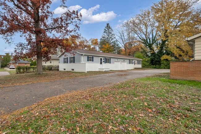 Building Photo - 231 Randel Ave