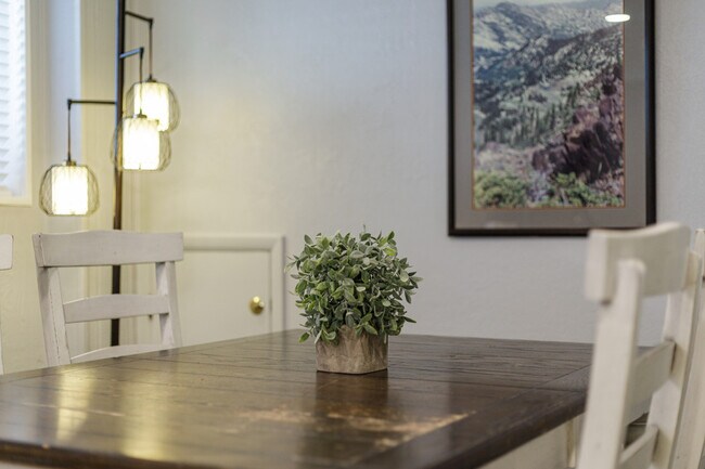 Building Photo - 1416 E Hollow Dale Dr