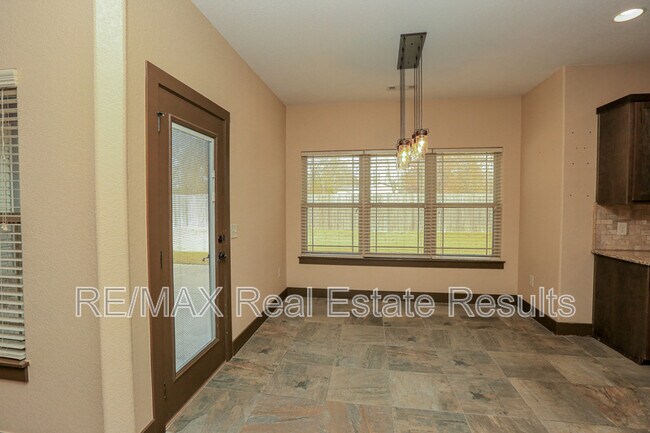 Building Photo - 1000 Peak St