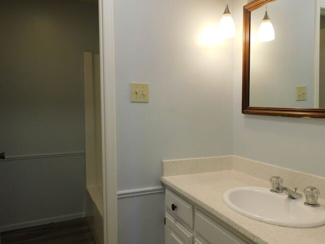 Building Photo - 2 Bed 2 Bath Duplex Newly Renovated