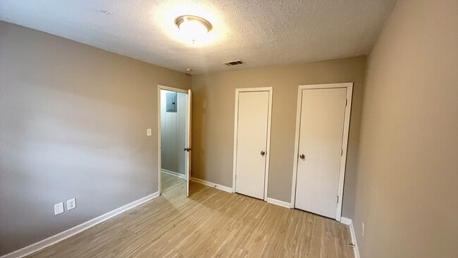 Building Photo - Quaint 2 bed townhome in culdesac