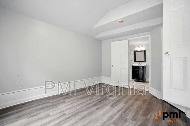 Building Photo - 2727 Jamestown Ave