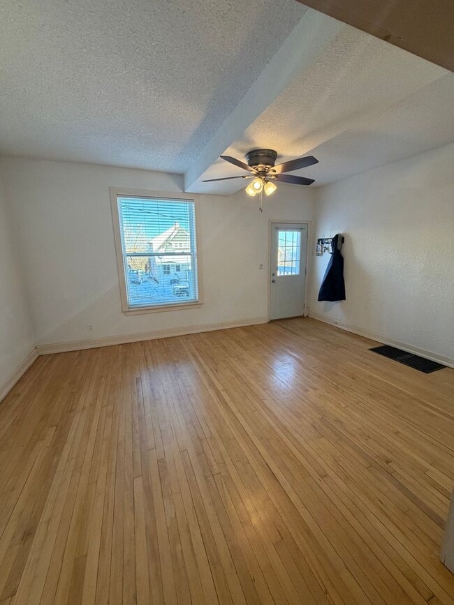 Building Photo - AVAILABLE December 15th - 3 Bed/1.5 Bath Home with Lake views!