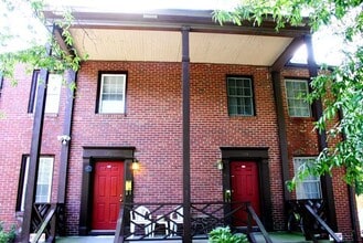 Building Photo - Spacious Townhouse Near Duke and Broad St / Fenced Yd