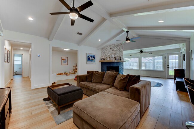 Building Photo - 2406 Blue Water Ln