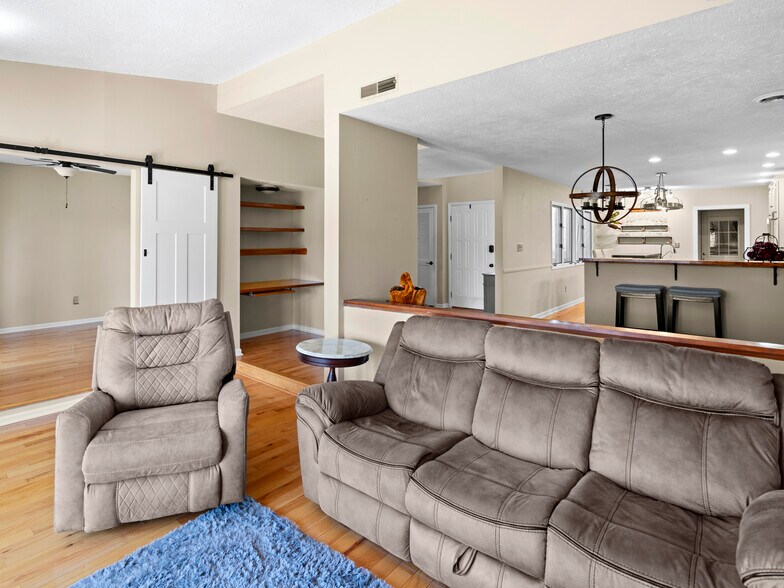 Building Photo - 106 Clubwood Ct