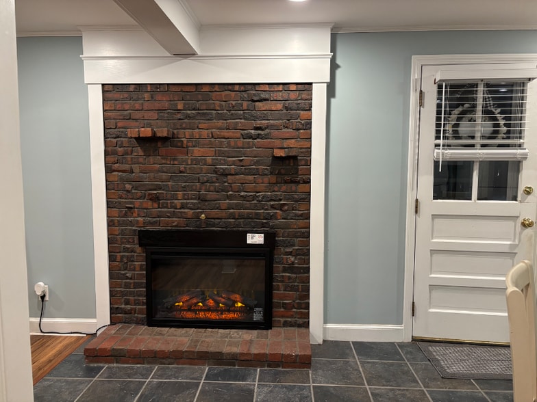 Building Photo - 10 Roosevelt Rd