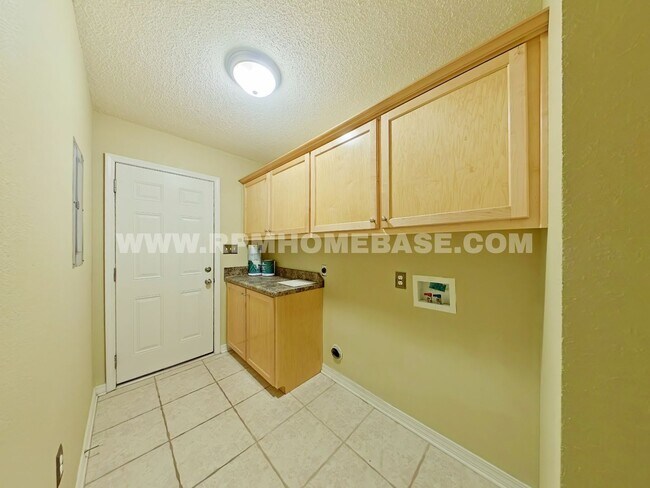 Building Photo - Beautiful Home with New Appliances in Quie...