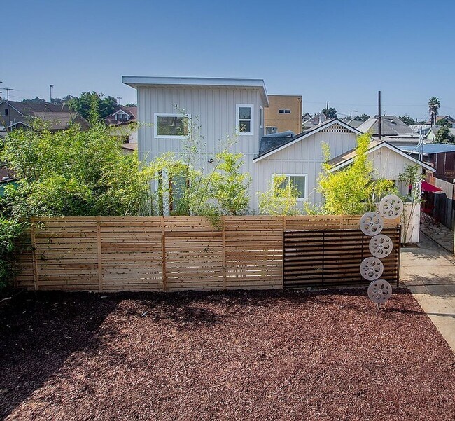 Building Photo - Boyle Heights Stunning Modern Farmhouse