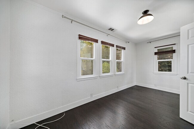 Building Photo - 4978 N North Maywood Ave