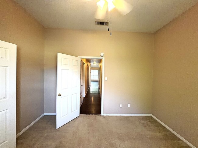 Building Photo - 405 Gina Dr