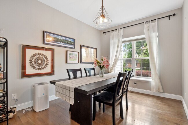 Building Photo - Stunning 4-bedroom, 2.5-bathroom rental of...