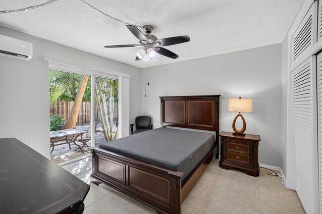 Building Photo - 2624 NE 30th Pl