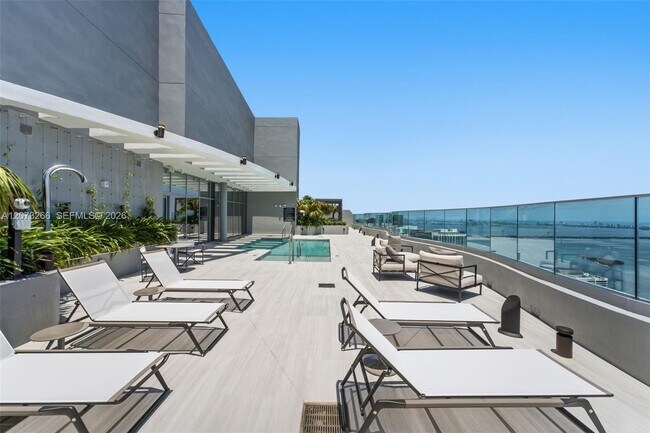 Building Photo - 1400 Biscayne Blvd