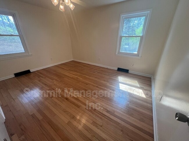 Building Photo - 8293 Lakeview Dr SW