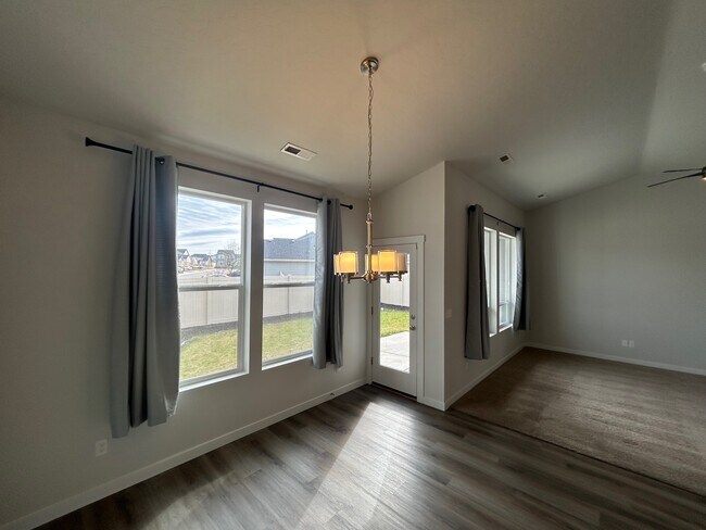 Building Photo - Iceberg Lake