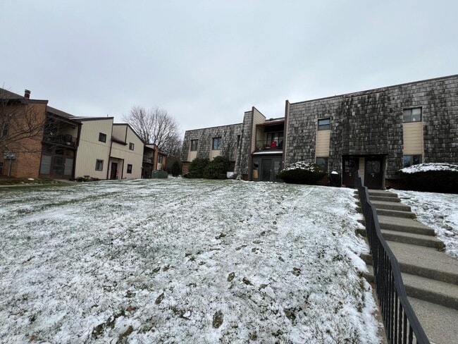 Building Photo - 977 Village Round