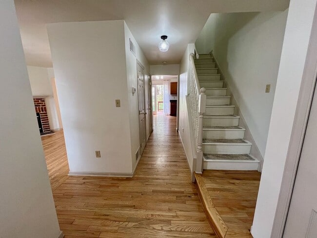 Building Photo - Townhome in a Great Community! 3bd/2.5ba