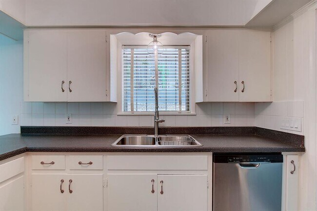 Building Photo - 1304 Loma Dr