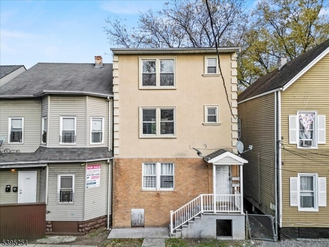 Building Photo - 132 E Main St