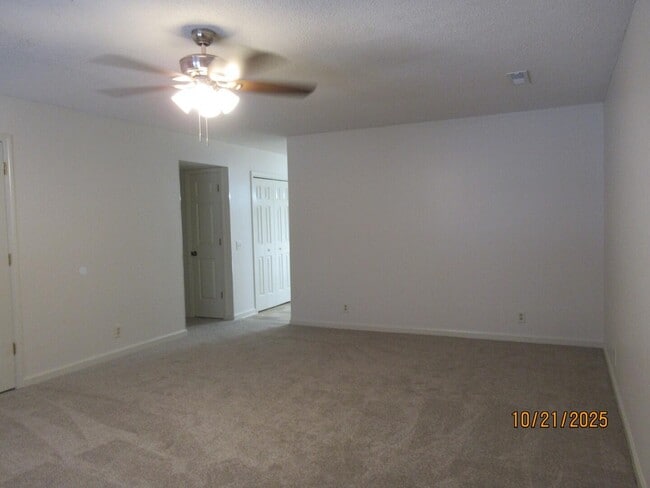 Building Photo - 190 Gertrude Dr