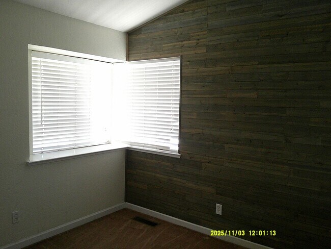 Building Photo - 4 bedroom in Dixon with spacious back yard