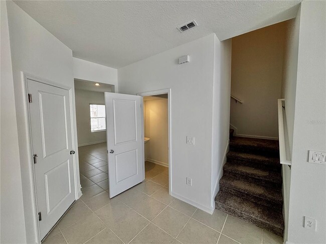 Building Photo - 2634 Armstrong Ave