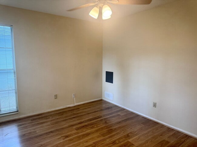 Building Photo - 2/1 Townhome Located in Carrollwood WITH G...