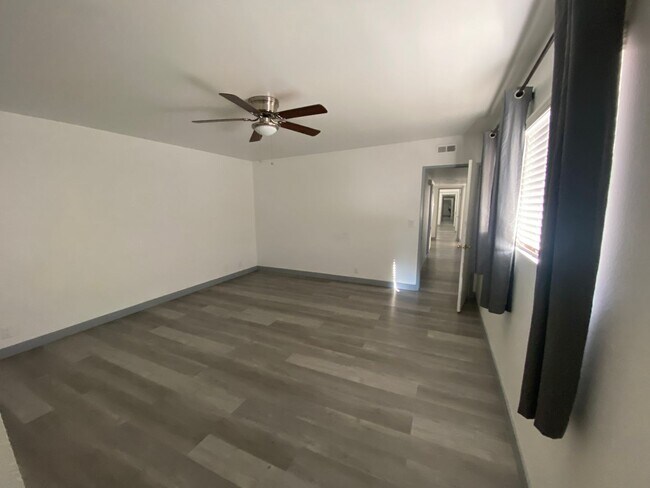 Building Photo - Julian House (DMM125)