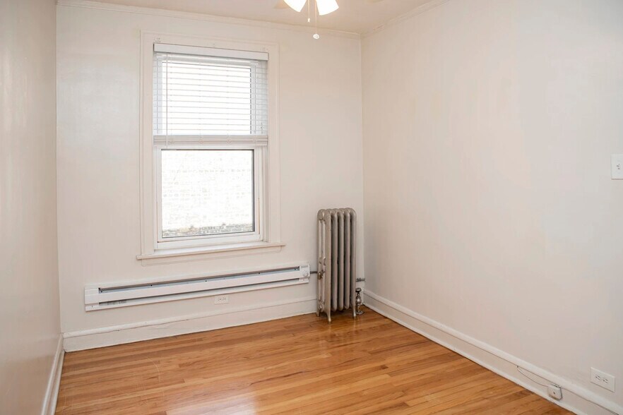 Building Photo - 4208 N Clark St